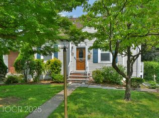 542 Coolidge Pl, Paramus, NJ 07652