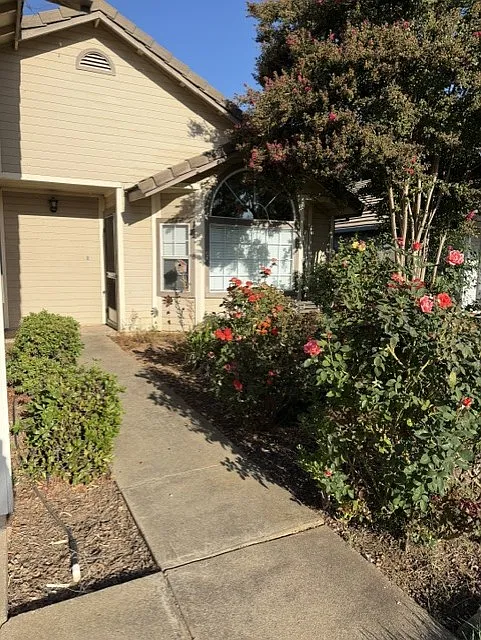 3 bed, 1340 sqft, $2,195 — Photo 2
