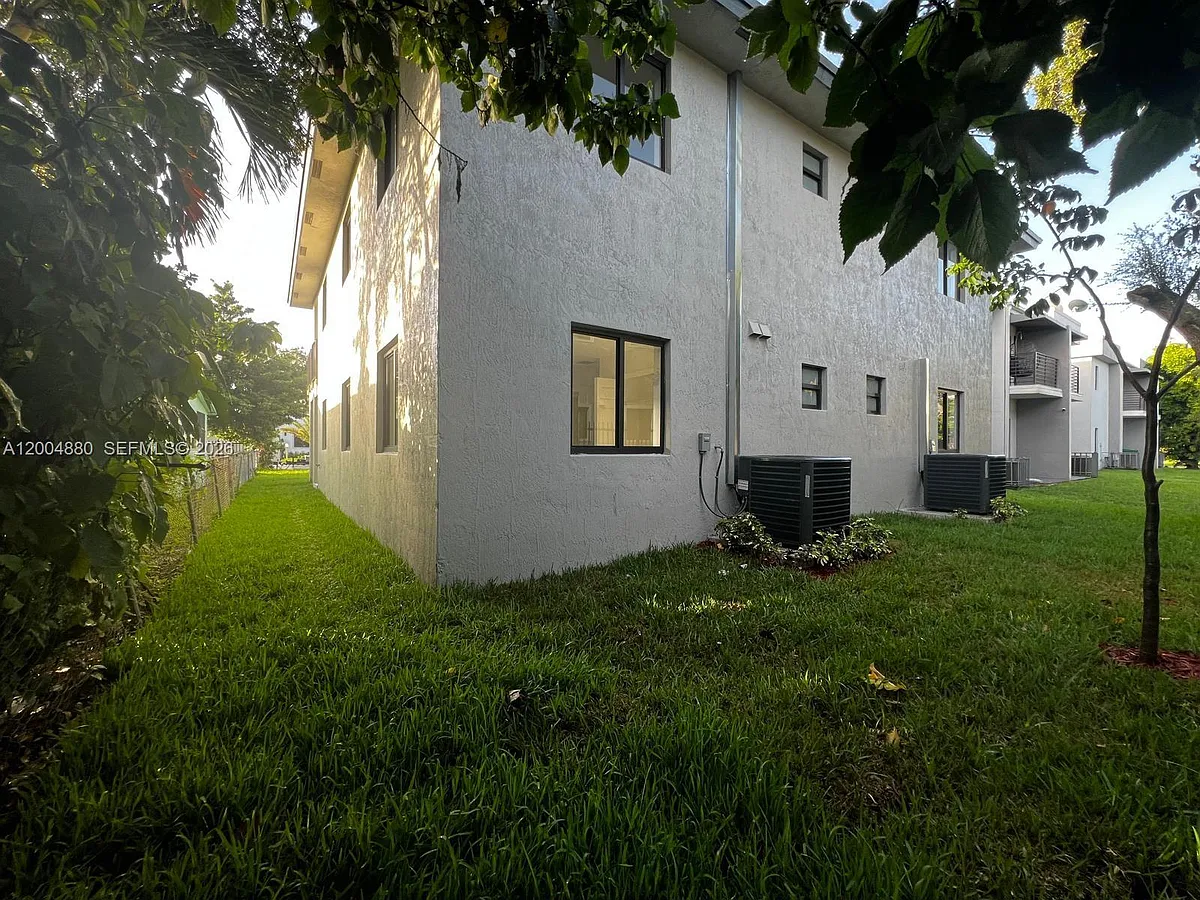 Building Photo - 6980 NW 21st Ave #6984