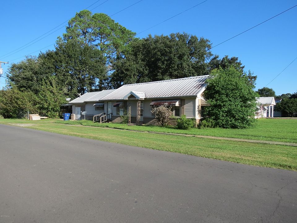 2nd image of 706 W 2nd St