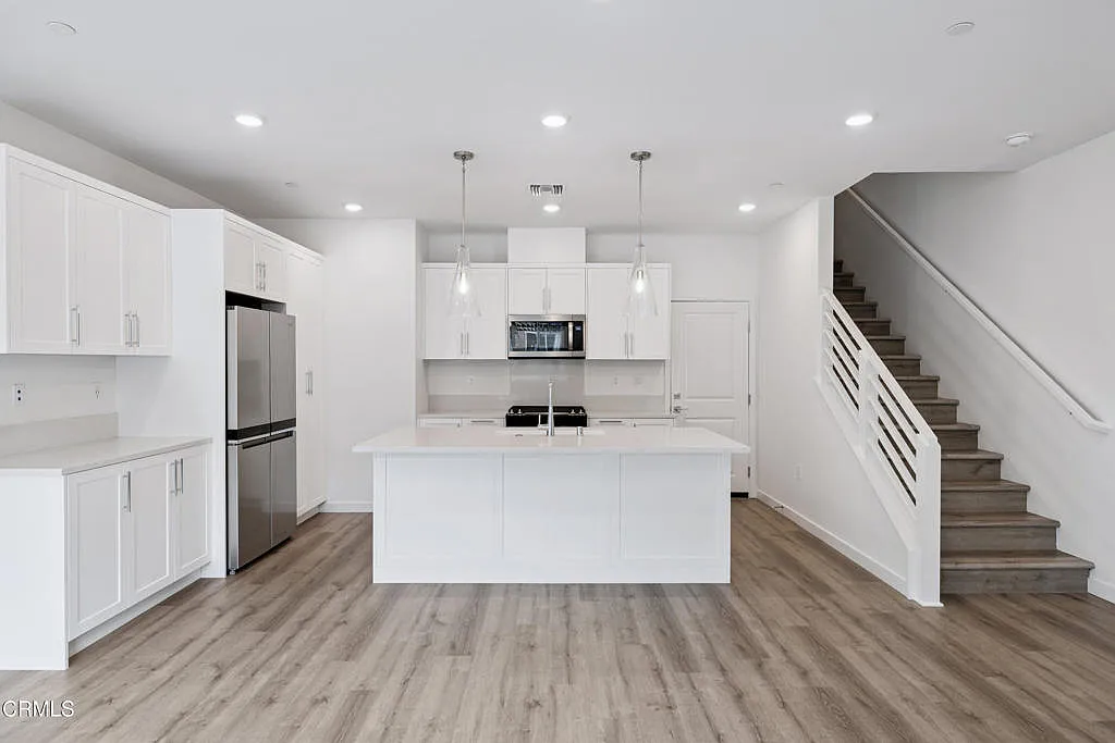 3 bed, 2.5 bath, 1424 sqft, $4,000 — Photo 2
