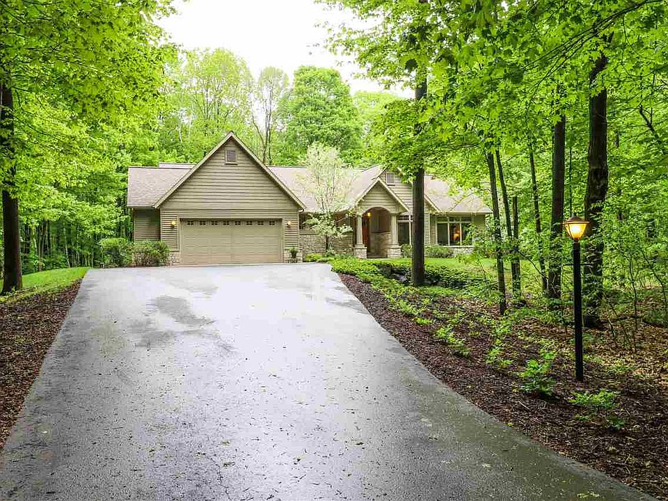 1st image of 225211 Maplewood Dr