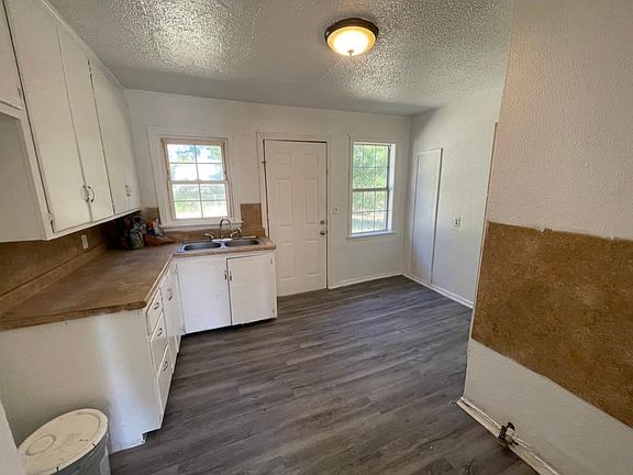 4th image of 3218 S Saint Clair Ave