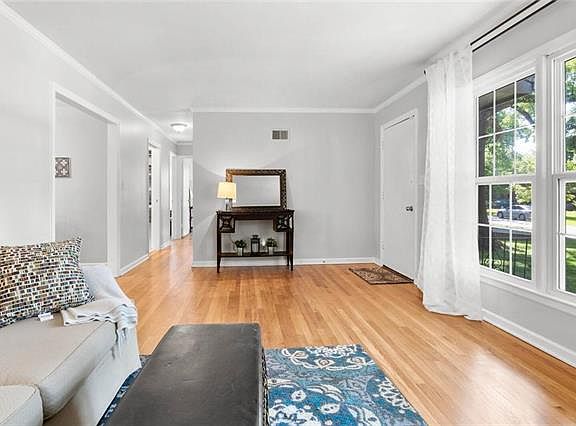 4th image of 10 W 97th St