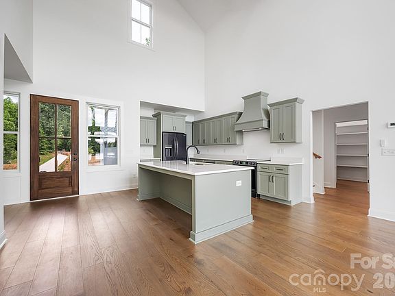 4th image of 200 Ridge Dr