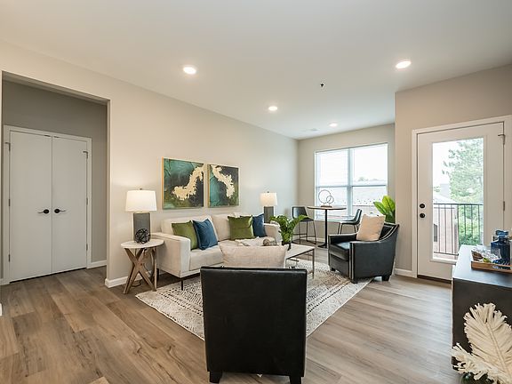 3rd image of 10809 Olive Blvd #201