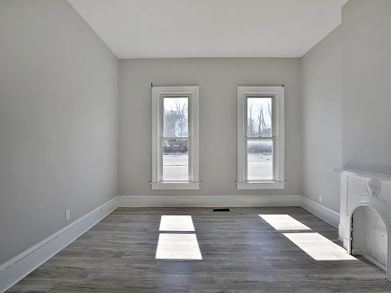 528 W High St — Photo 4