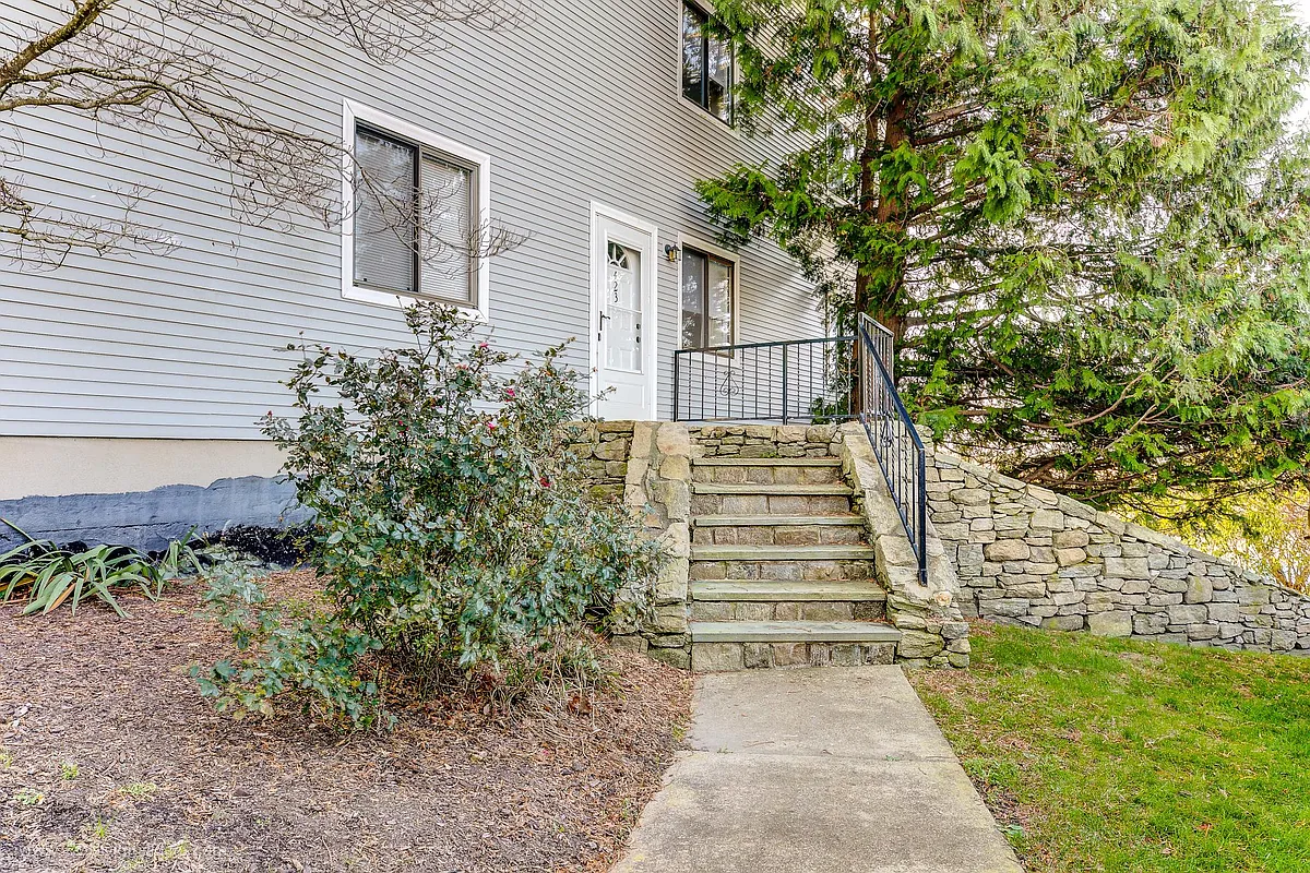 Building Photo - 66 Girard Ave #423