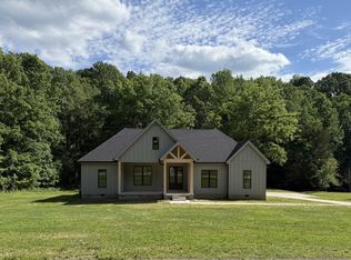 404 Rustling Oaks Dr, Waverly, TN 37185