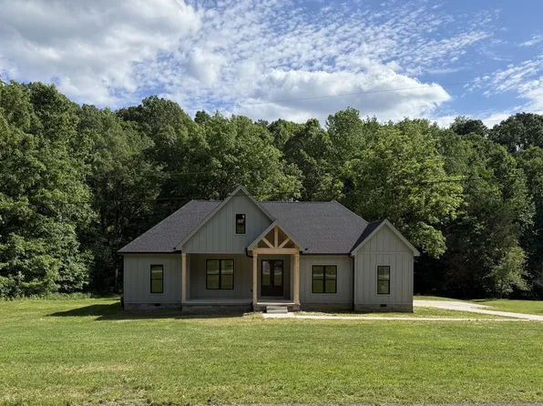 404 Rustling Oaks Dr, Waverly, TN 37185