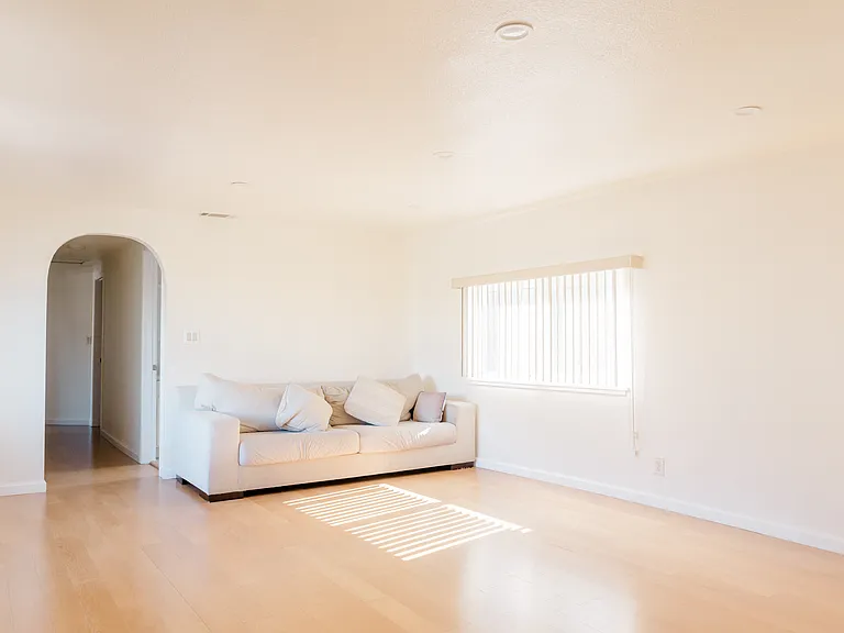 2000 Miramar Ave — Photo 3