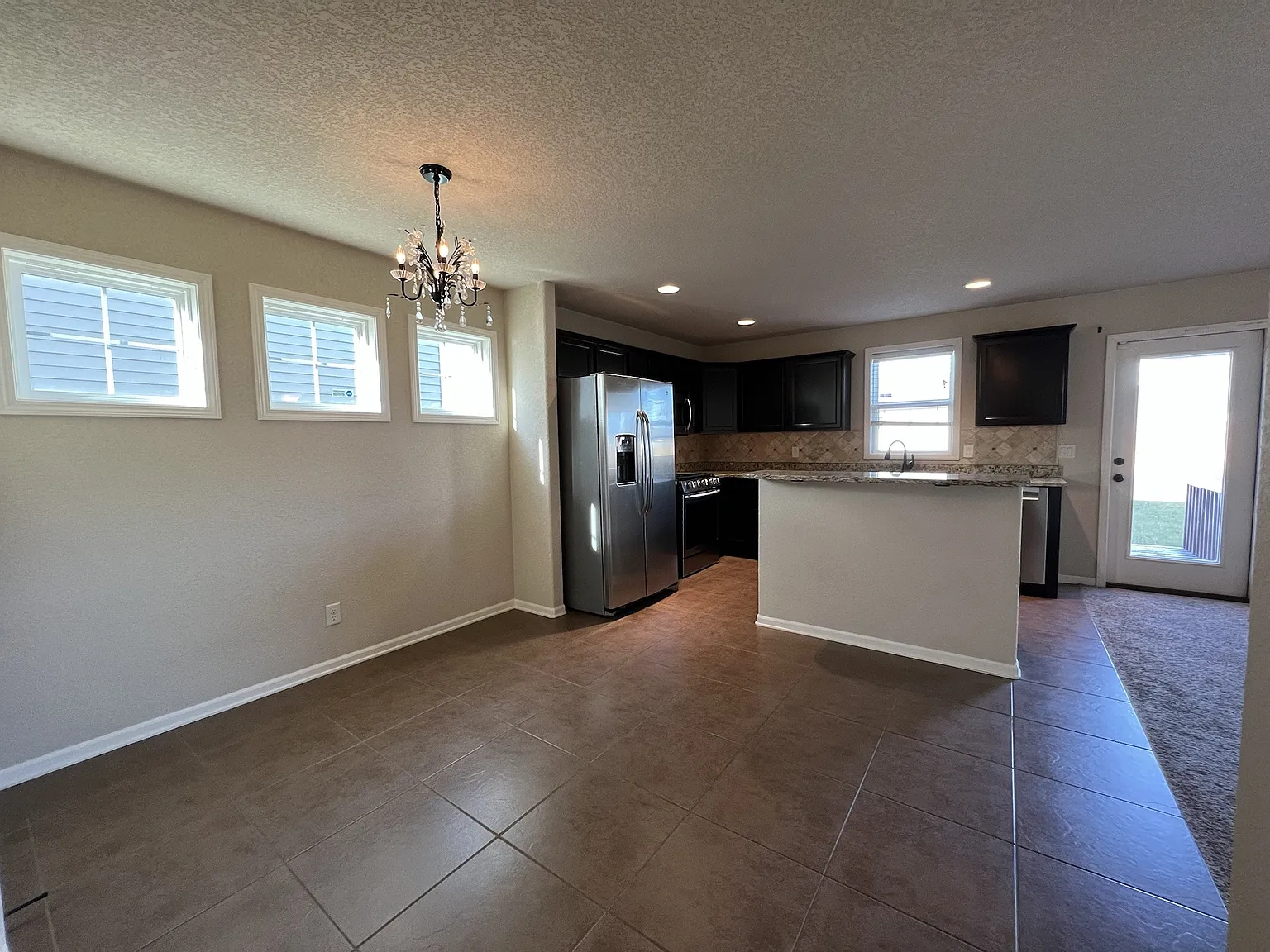 Very Nice Large 4 Bedroom House — Photo 3