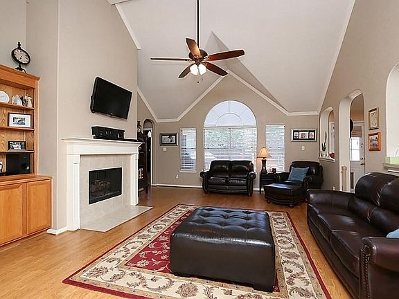 Beautiful Family room with vaulted ceilings, crown molding & tiled fireplace!