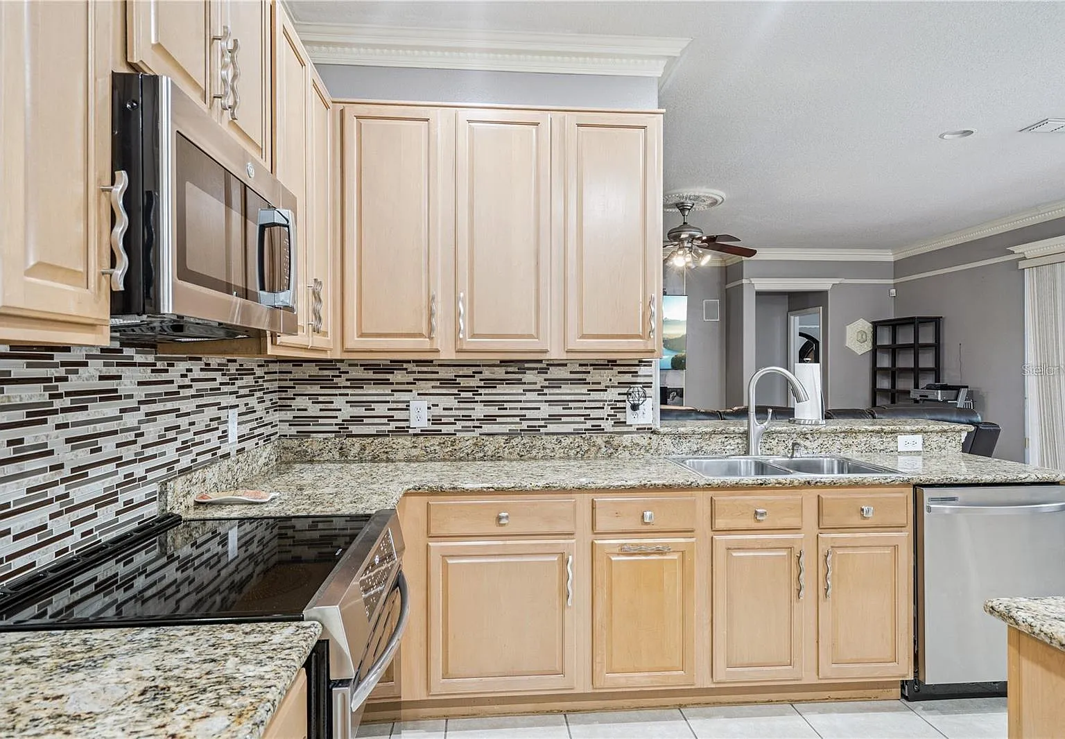 4 bed, 3.0 bath, 2465 sqft, $3,000 — Photo 4