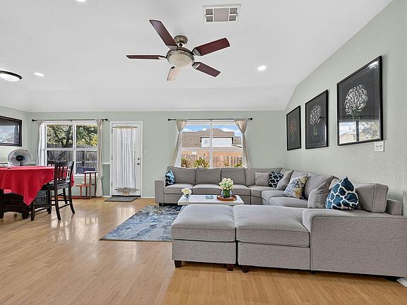 3rd image of 1006 Clear Lake Ln
