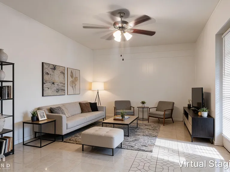 605 Thompson Dr — Photo 2