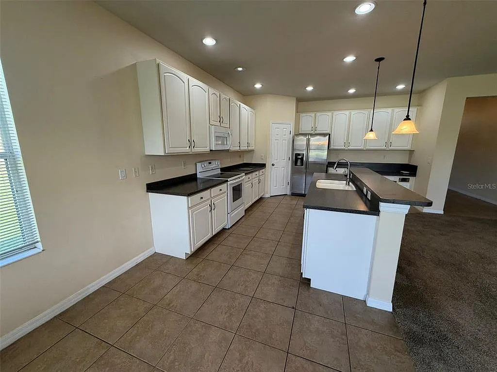 3 bed, 2.0 bath, 2408 sqft, $2,250 — Photo 4