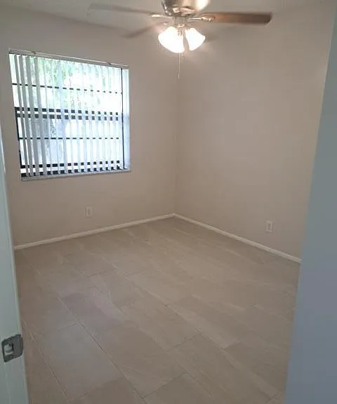 N Riverside Dr — Photo 15