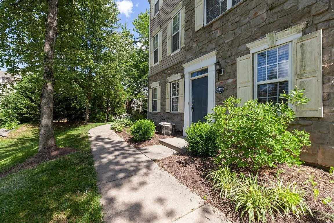 2 bed, 1300 sqft, $2,725 — Photo 1