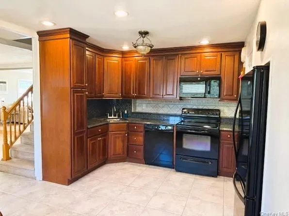 33 Chapel Ln, Levittown, NY 11756