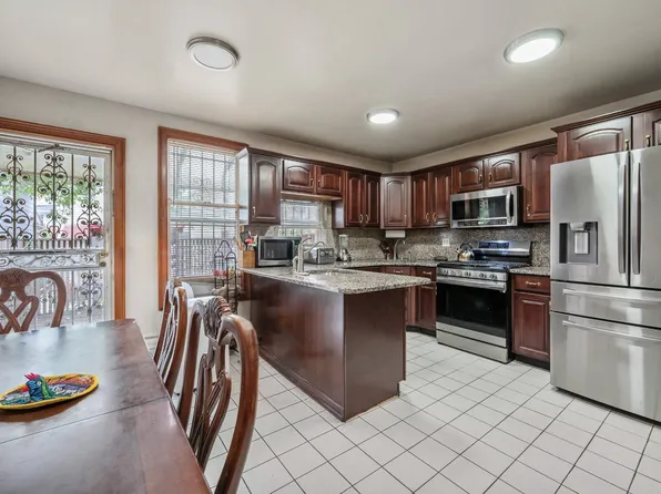 309 Parkville Avenue image 5 of 16