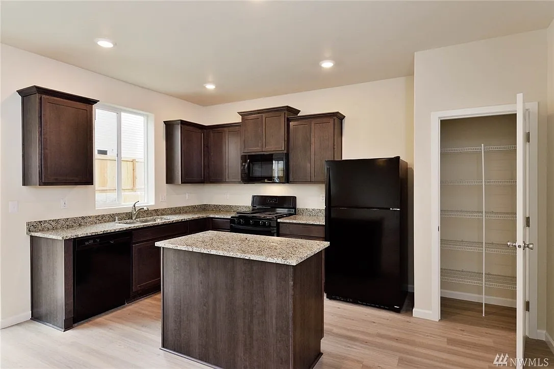 3 bed, 2.5 bath, 1623 sqft, $2,650 — Photo 2
