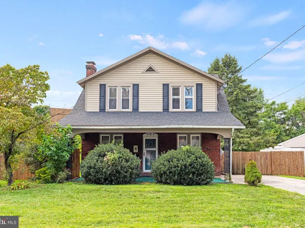 9 Oakwood Cir, Camp Hill, PA 17011