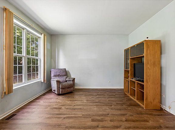 5th image of 650 Glenbrook Rd