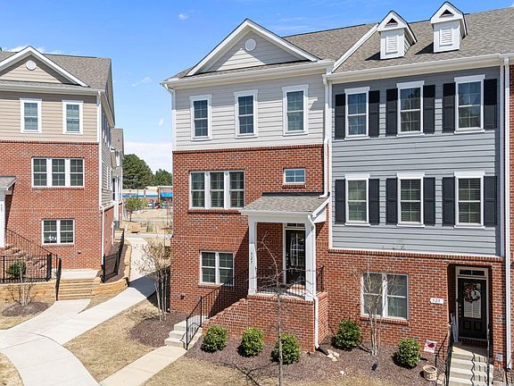 3rd image of 527 Gateway Townes Blvd