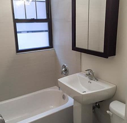 3rd image of 518 W Cornelia Ave #2L