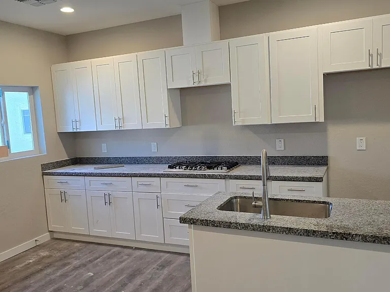 732 E Carol Ave — Photo 3