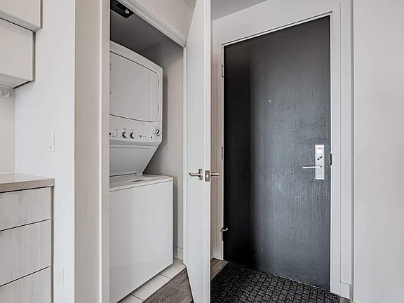 4th image of 8 Eglinton Ave E #3809