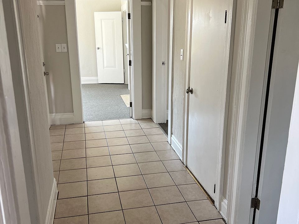 Hallway to Bedroom/Entry