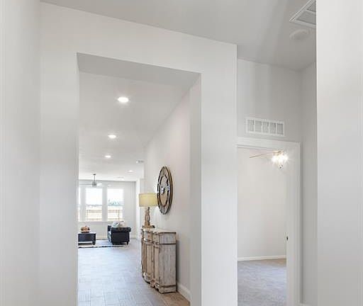 5th image of 208 Ivory Dr