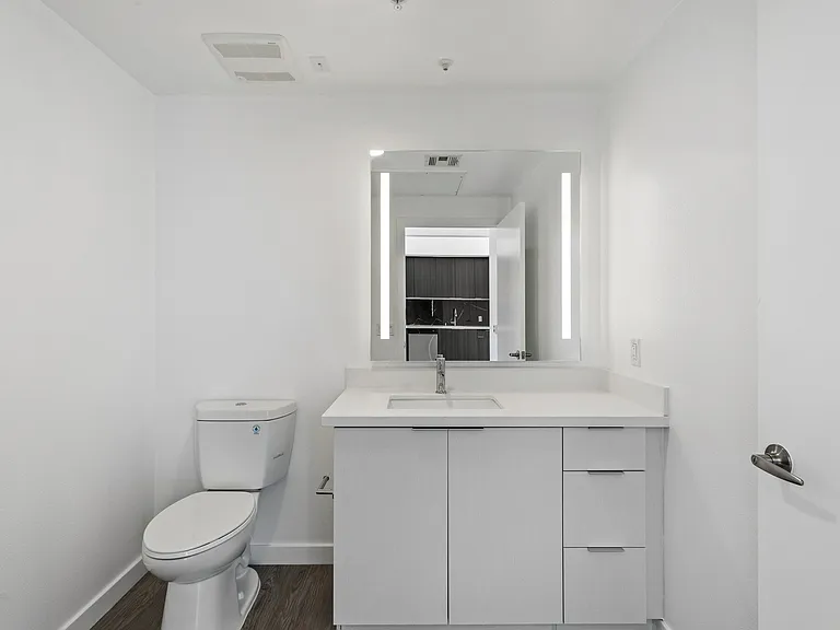Fusion Hollywood - Bathroom