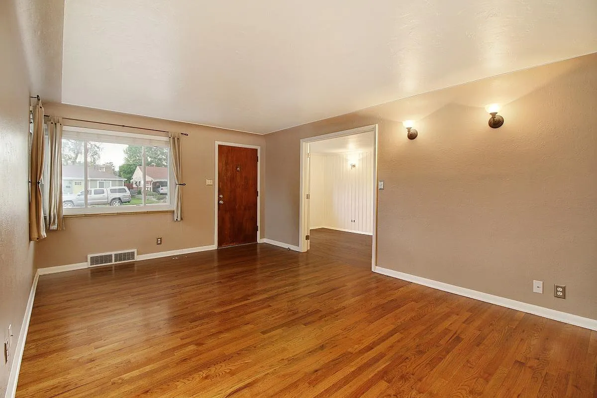 3 bed, 1044 sqft, $3,700 — Photo 4