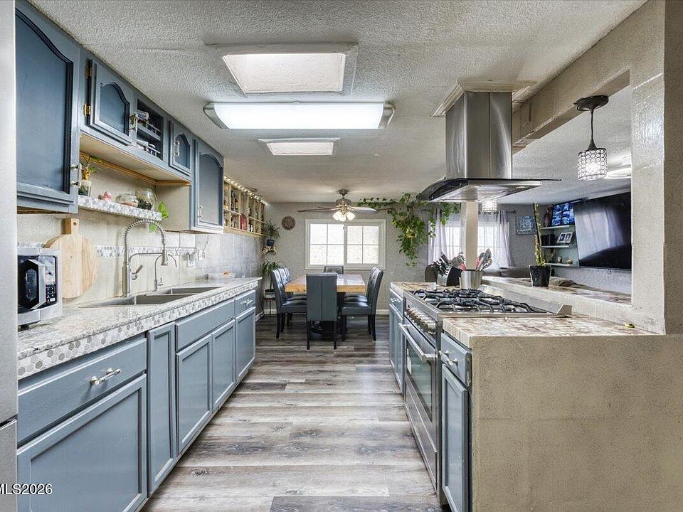 1st image of 985 Villa Way