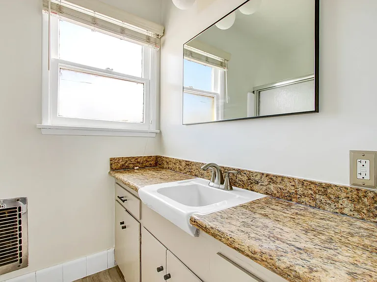 1011 19th Street in Santa Monica - North of Wilshire Blvd! — Photo 11