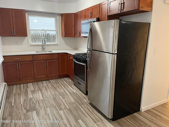 3rd image of 19 Hillcrest Ave Floor 1