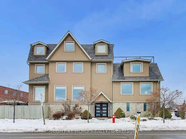 1090 Westmount Ave, Mississauga, ON L5E 1X7