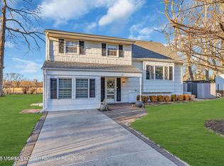 17 Roslyn Dr, Oakhurst, NJ 07755