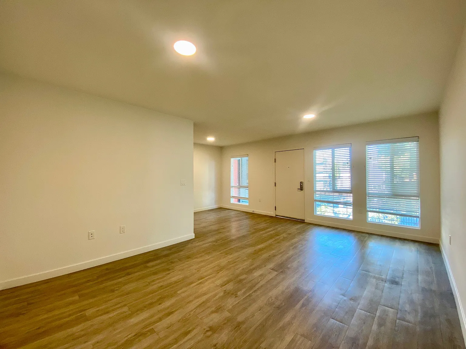 2 bed, 880 sqft, $2,599 — Photo 3