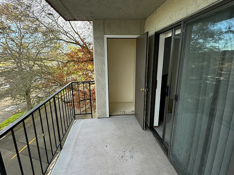 Bryn Mawr Plaza Apartments — Photo 40