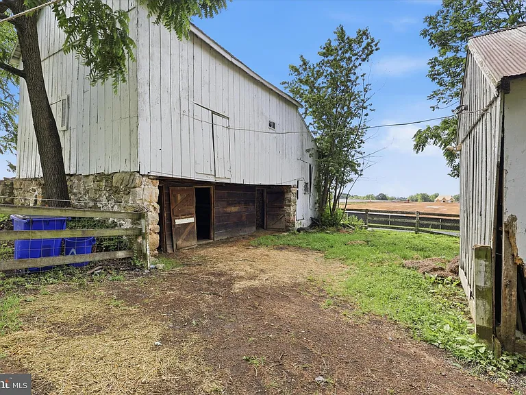 8606 Yellow Springs Rd — Photo 31