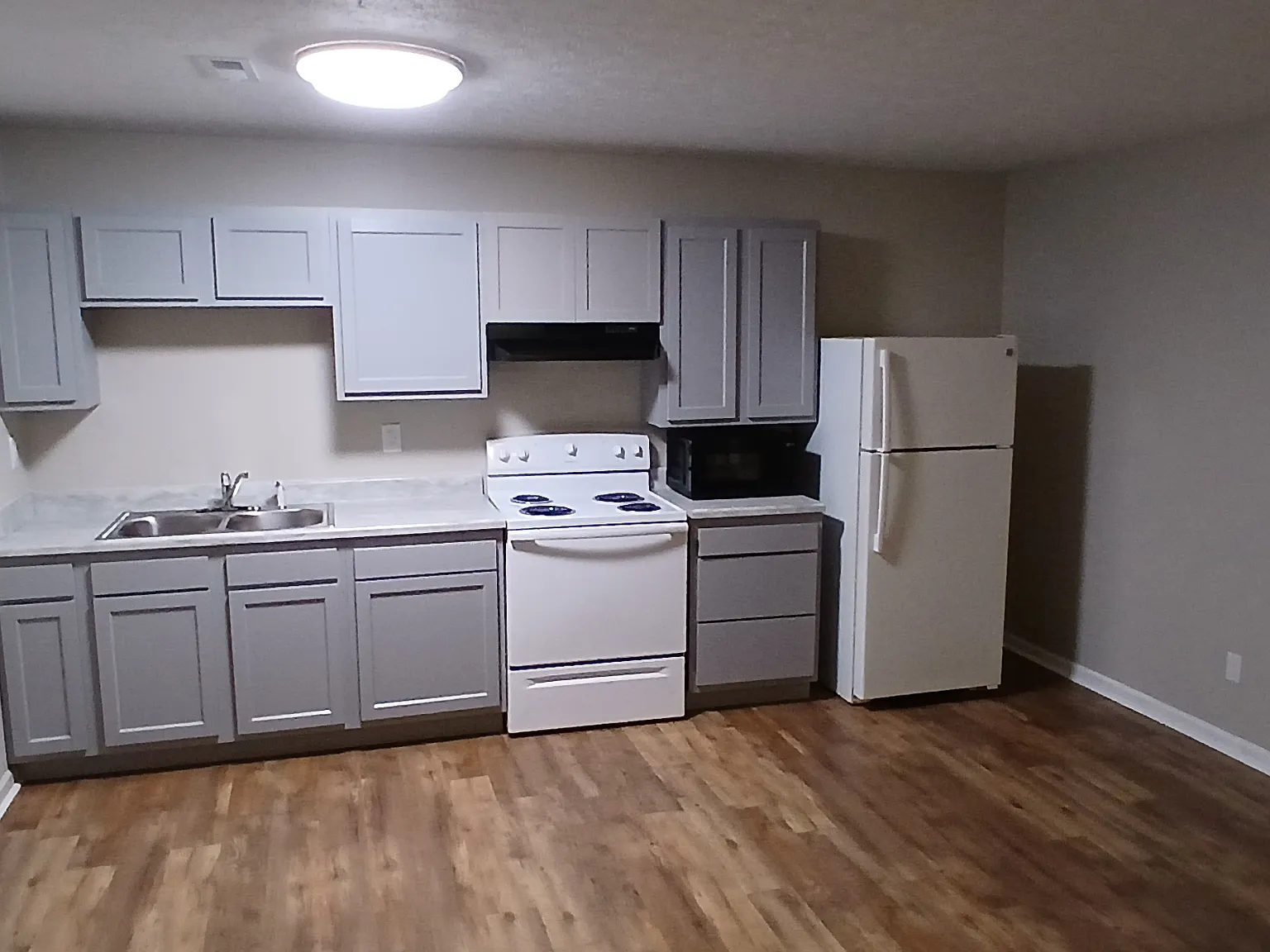 3 bed, 1008 sqft, $1,195 — Photo 2