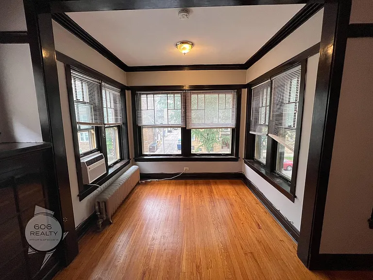 Large Vintage Ravenswood Apts! Special Offer! — Photo 8