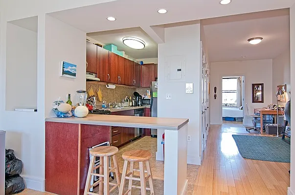 Rented by Perry Associates NYC Inc | media 9