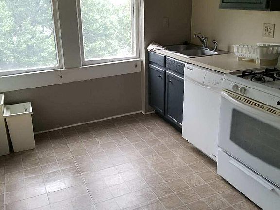 3rd image of 216 W Mistletoe Ave APT 3