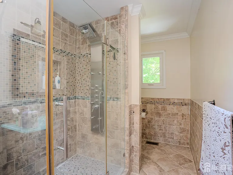 61 Amherst Way — Photo 39