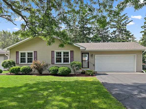 506 Birchwood Dr, North Aurora, IL 60542
